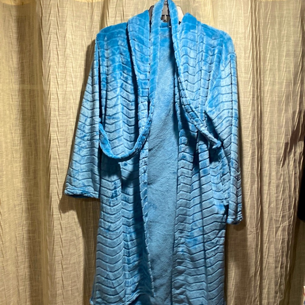 One size fits bathrobe